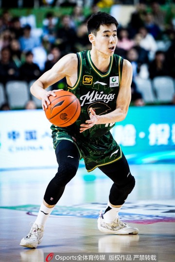 德甲投注-不让打了吗？开局1分钟郭昊文&amp;赵柏清冲突 双双被换下再未上场