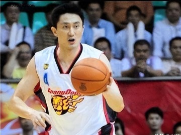 德甲赔率分析-他是广东宏远主教练，身兼重任财富自由，感谢3个姐姐供他打球