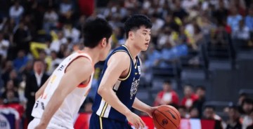 德甲投注-张皓嘉终暴走！末节打四号位统治攻守，可取代杜润旺，退场时哭了|广东|比赛|球迷|CBA|球员_新浪体育_新浪新闻